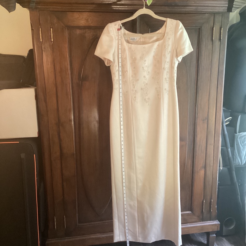 Maggy Lundon- long dress with great simple embroidered detail with beads (8)